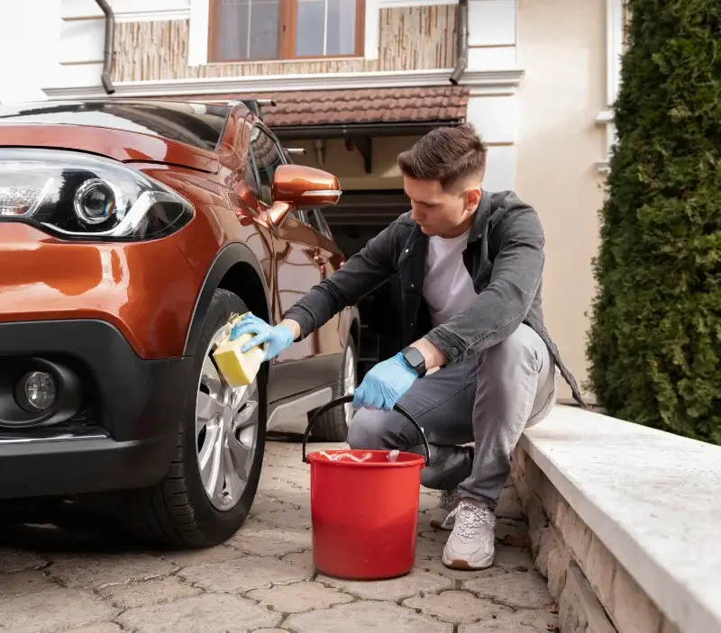 Lavage auto à domicile Pierre-Châtel : professionnel intervenant sur un véhicule